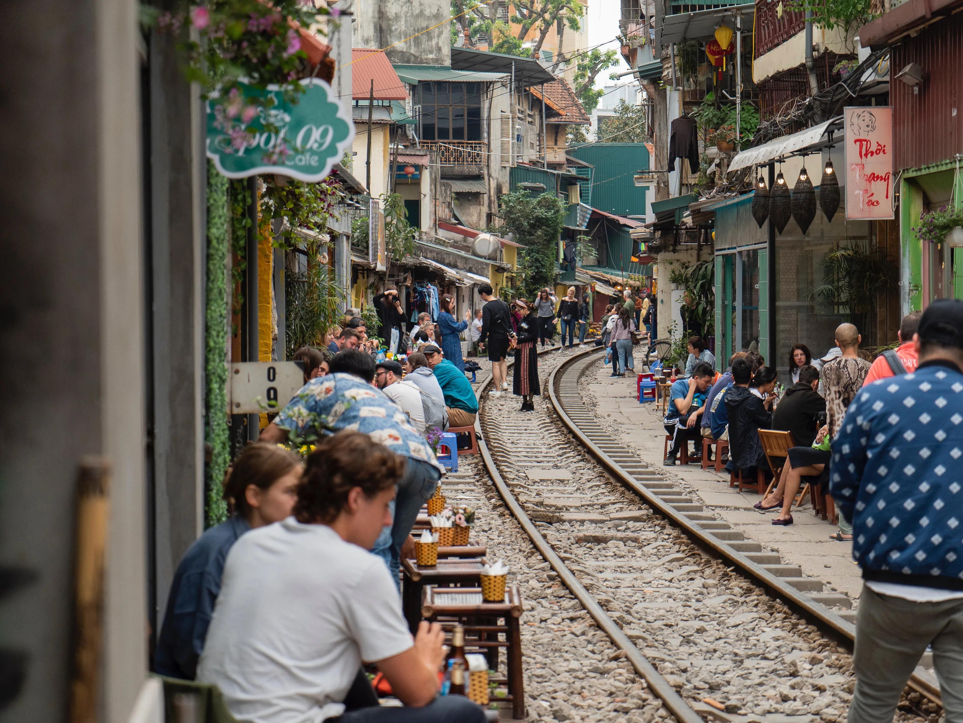 Улицата с влаковете: Атракцията, която привлича все повече туристи в Ханой и заплашва да се превърне в бедствие